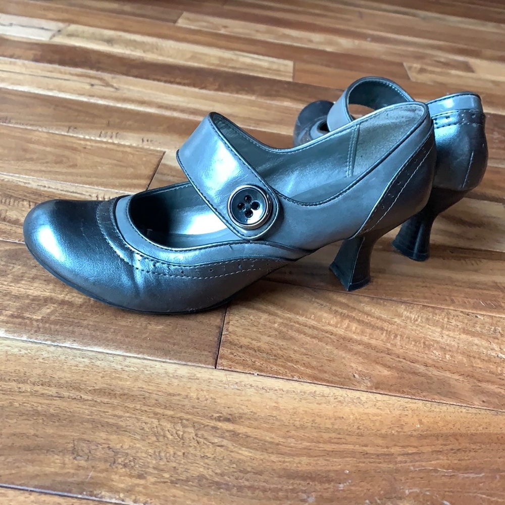 Gray two tone pumps